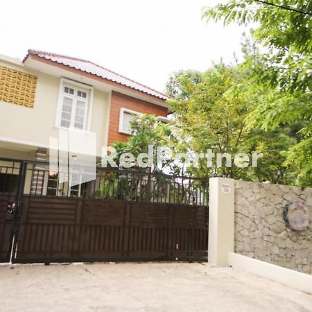 Fazza Syariah Mitra Reddoorz Jacarta Exterior foto