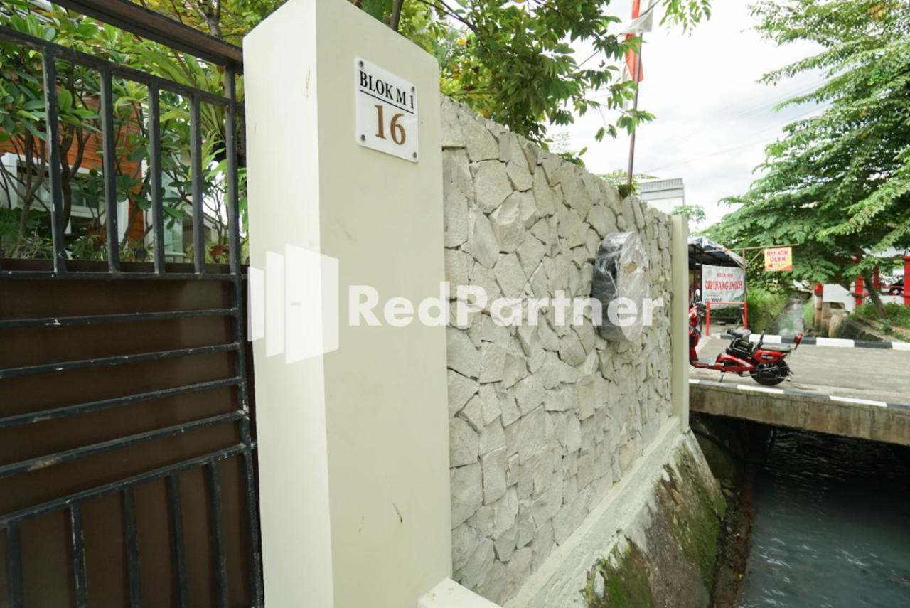 Fazza Syariah Mitra Reddoorz Jacarta Exterior foto
