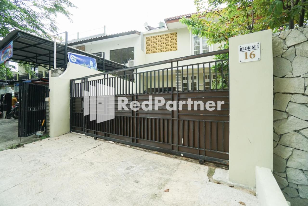 Fazza Syariah Mitra Reddoorz Jacarta Exterior foto