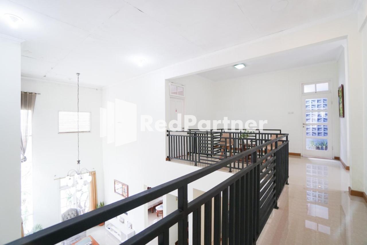 Fazza Syariah Mitra Reddoorz Jacarta Exterior foto